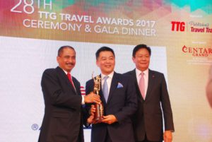 Mr. Michael Goh, Senior Vice President – International Sales of Genting Cruise Lines (center) receiving the TTG Travel Awards “Travel Hall of Fame” Inductee Award from Mr. Arief Yahya, Minister of Tourism, Republic of Indonesia (left)  together with Mr. Darren Ng, Managing Director, TTG Asia Media (right) at the 28th TTG Travel Awards 2017 Ceremony & Gala Dinner in Bangkok, Thailand on 28 September 2017